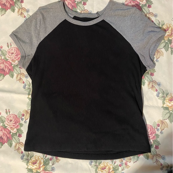 T-shirt Bundle, multiple brands size small - Picture 3 of 4